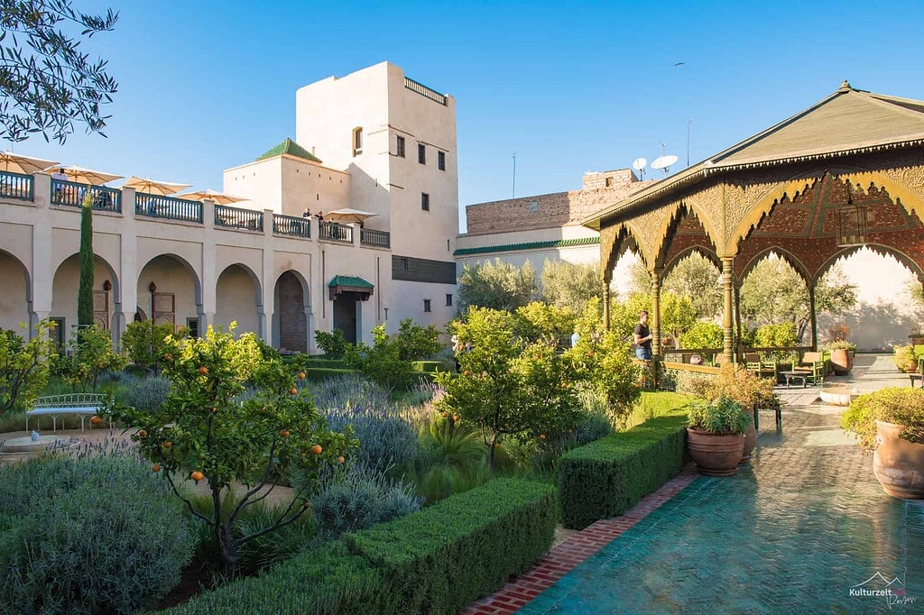 Pavillon im historischen Jardin Secret in der Medina von Marrakesch mit formalem islamischen Garten — Kulturzelt Reisen Kultur- und Gartenreise Marokko