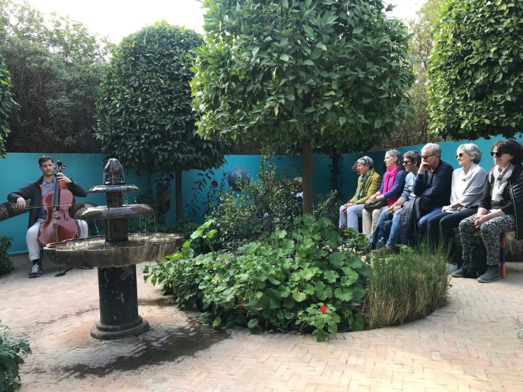 Marrakesch 2027 — Kulturzelt-Reisen-marrakesch gartenreise-Kulturreise 8 Kulturreisen Marrakesch 2027: Cellokonzert im versenkten Garten des Anima-Gartens von André Heller, umgeben von Orangenbäumen.
