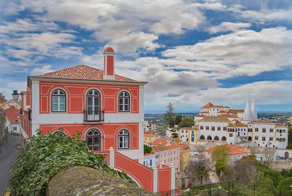 Kulturreisen Sintra 2027: Hotel Villa Bela Vista mit Blick auf den Palácio Nacional de Sintra und die historische Altstadt.