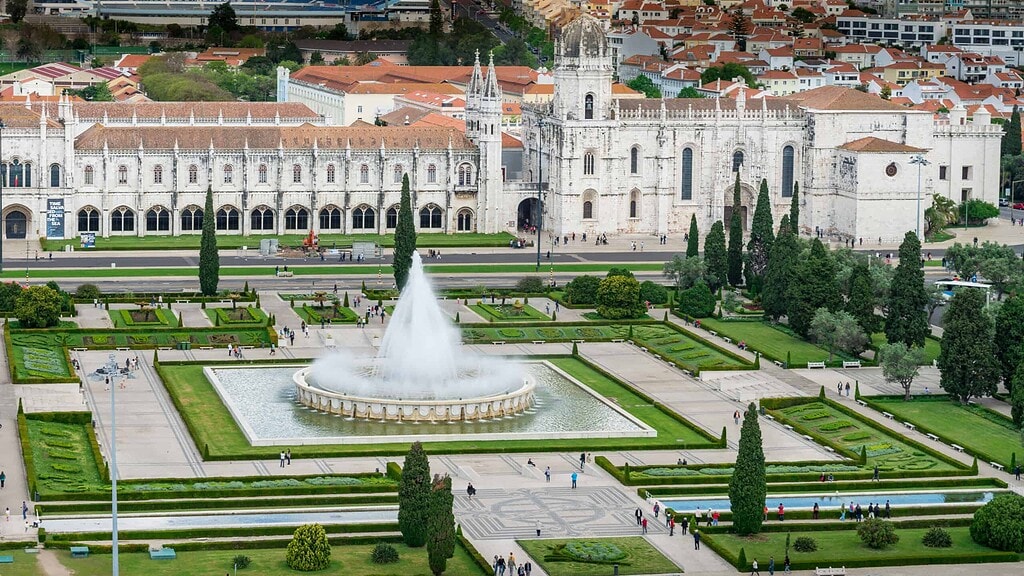 Kulturreise 2027 nach Lissabon – Mosteiro dos Jerónimos mit Klostergarten und Springbrunnen