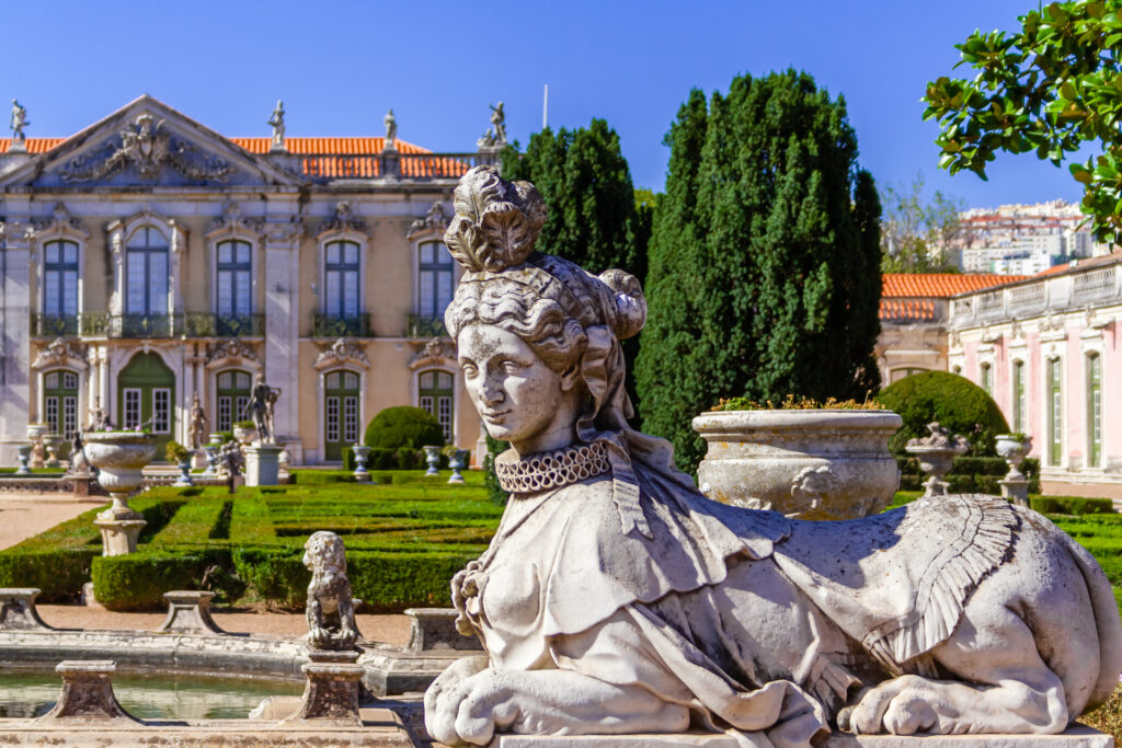 Reise Programm Sintra 2027 16 Skulptur einer Sphinx vor der barocken Fassade des Palácio de Queluz bei Sintra — Kulturzelt Reisen Kultur- und Gartenreise Portugal