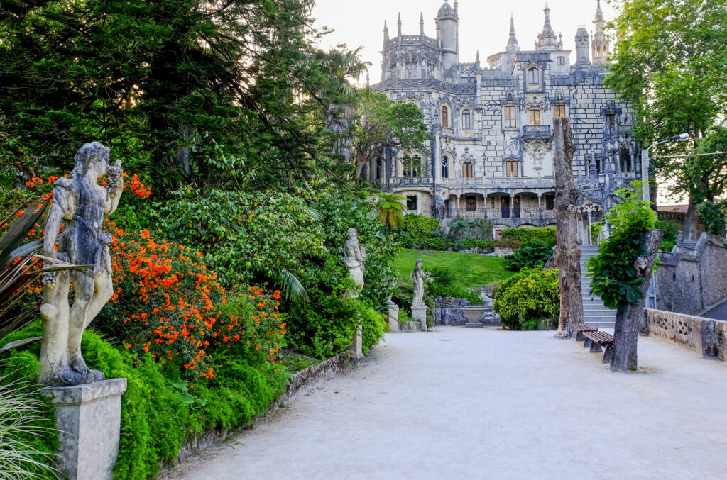 Reise Programm Sintra 2027 6 Gartenreise 2027 nach Sintra – Palast Quinta da Regaleira mit Statuen und blühenden Gärten