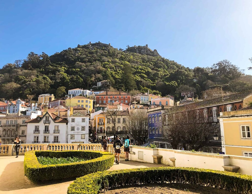 Kulturreise 2027 nach Sintra – bunte Altstadt mit Blick auf den Hügel und die Mauern des Castelo dos Mouros