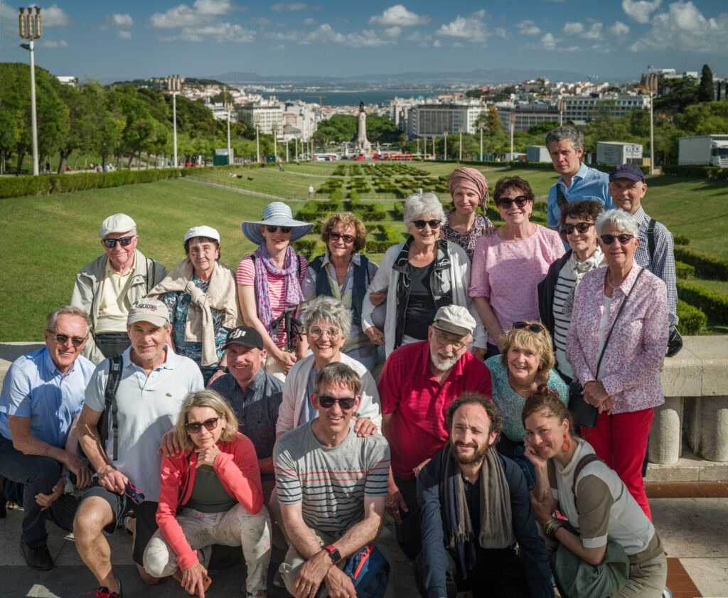 Reise Programm Sintra 2027 13 Reisegruppe von Kulturzelt Reisen im Park Eduardo VII in Lissabon mit Blick auf die Stadt – Kulturreise Portugal 2027