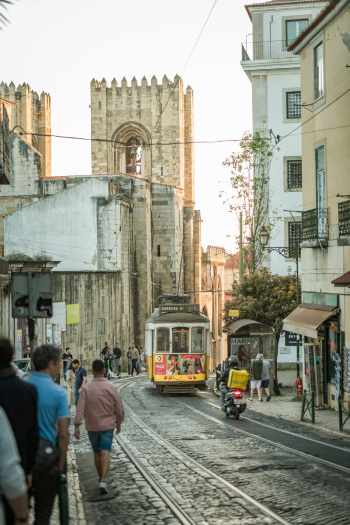 Reise Programm Sintra 2027 14 Gelbe Strassenbahn vor der Kathedrale Sé de Lisboa – Kulturzelt Reisen Kulturreise Portugal 2027