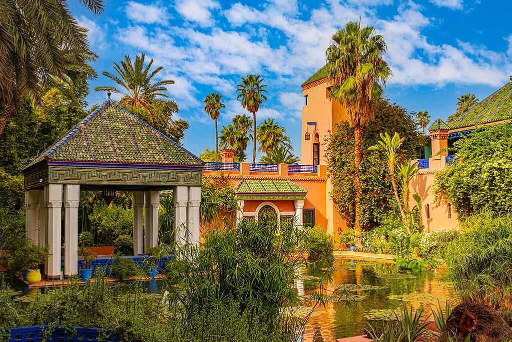 Jardin Majorelle in Marrakesch mit bunten Gebäuden, Palmen und Seerosenteich – Kulturzelt Reisen Garten- und Kulturreise Marokko 2026