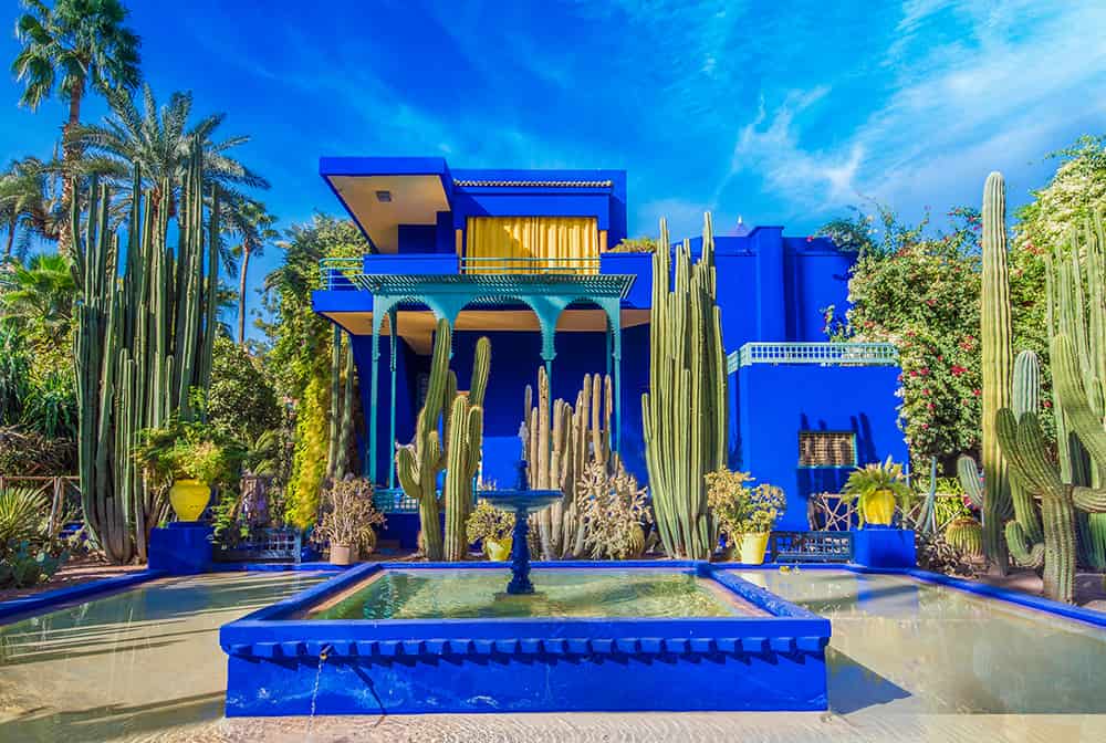 Ikonischer Jardin Majorelle in Marrakesch mit kobaltblauer Villa, Kakteen und Brunnen – Yves Saint Laurent Garten, Kulturzelt Reisen Kulturreise Marokko 2026