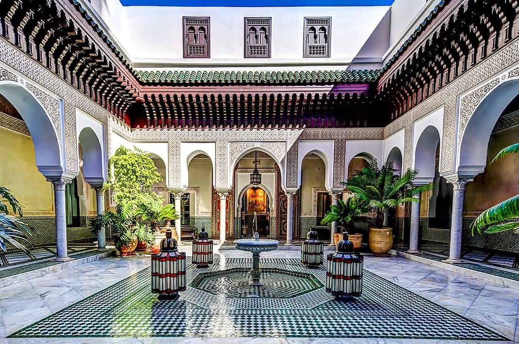 Gartenanlage des legendären La Mamounia Resorts in Marrakesch mit Arkaden, Brunnen und Palmen – Kulturzelt Reisen Kulturreise Marokko 2026