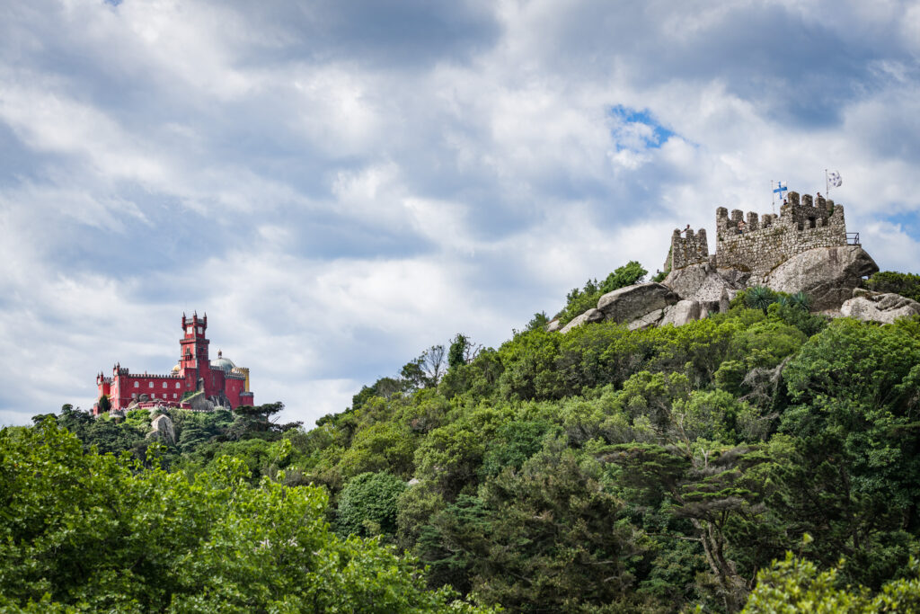 Reise Programm Sintra 2027 13 Blick auf den Palácio da Pena und die Maurenburg (Castelo dos Mouros) in Sintra – Kulturzelt Reisen Kulturreise 2027