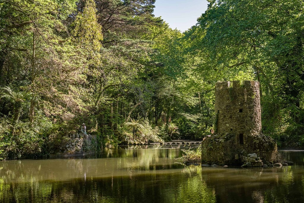 Romantischer See mit historischem Wasserturm in den Gärten von Sintra – Kulturzelt Reisen Kulturreise 2027