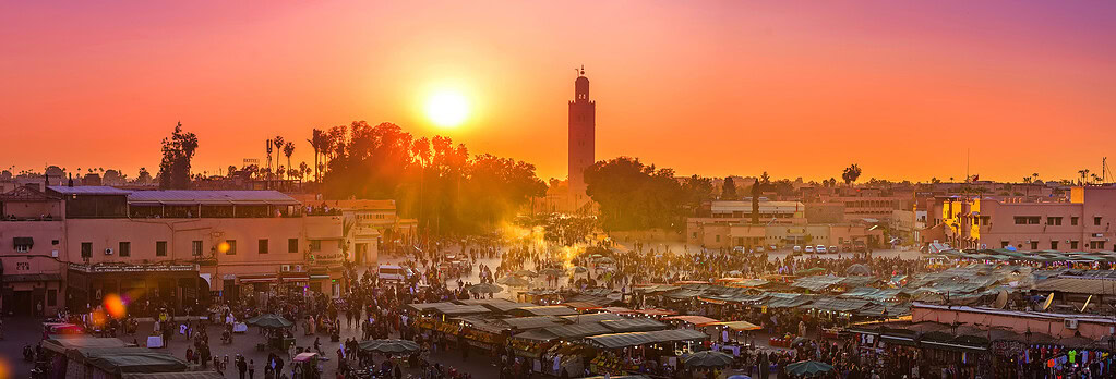 Djemaa el-Fna Platz in Marrakesch bei Sonnenuntergang mit Blick auf die Koutoubia-Moschee – Kulturzelt Reisen Kulturreise Marokko 2027