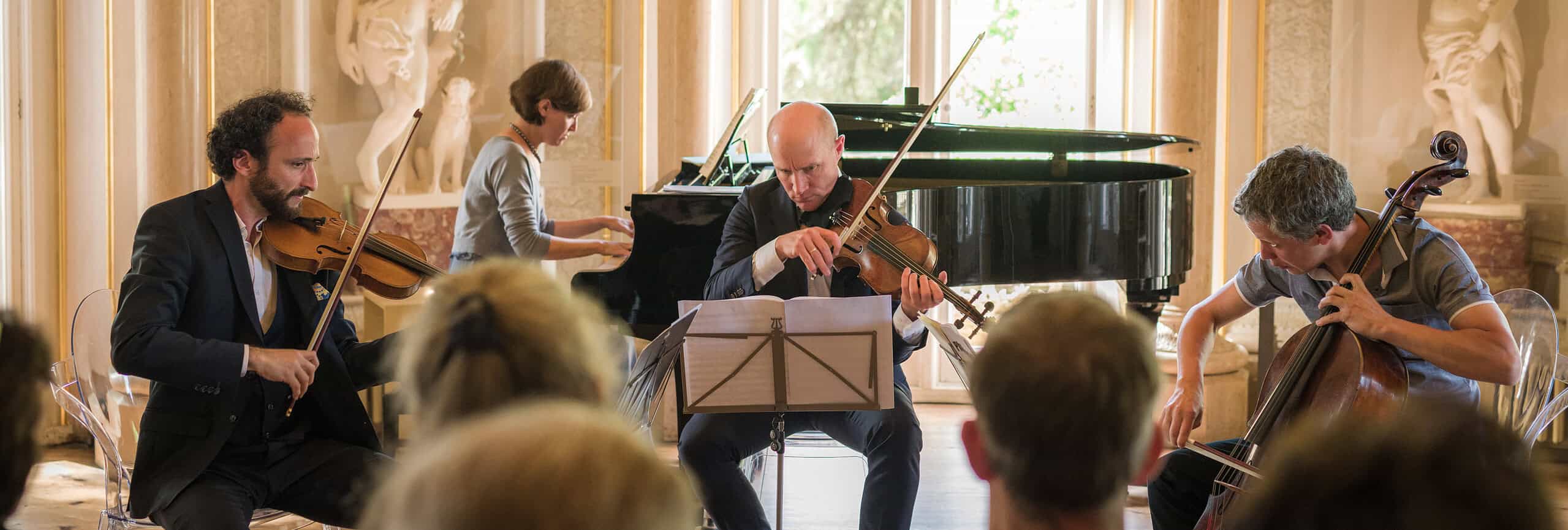 Reise Programm Comersee 2026 2 Klavierquartett spielt Privatkonzert vor Publikum — Streichinstrumente und Klavier — Kulturzelt Reisen Kultur- und Gartenreisen mit Kammermusik
