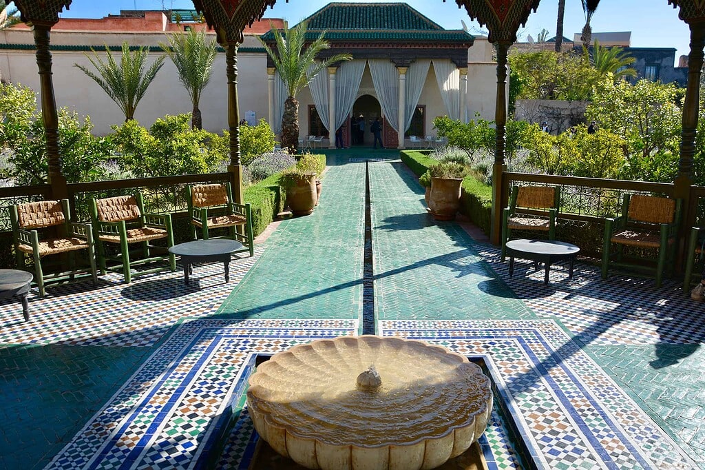 KULTURZELT REISEN 12 Innenhof eines Marrakescher Riads mit langem Wasserkanal, Brunnen und farbigen Zellige-Mosaiken — Kulturzelt Reisen Kultur- und Gartenreise Marokko