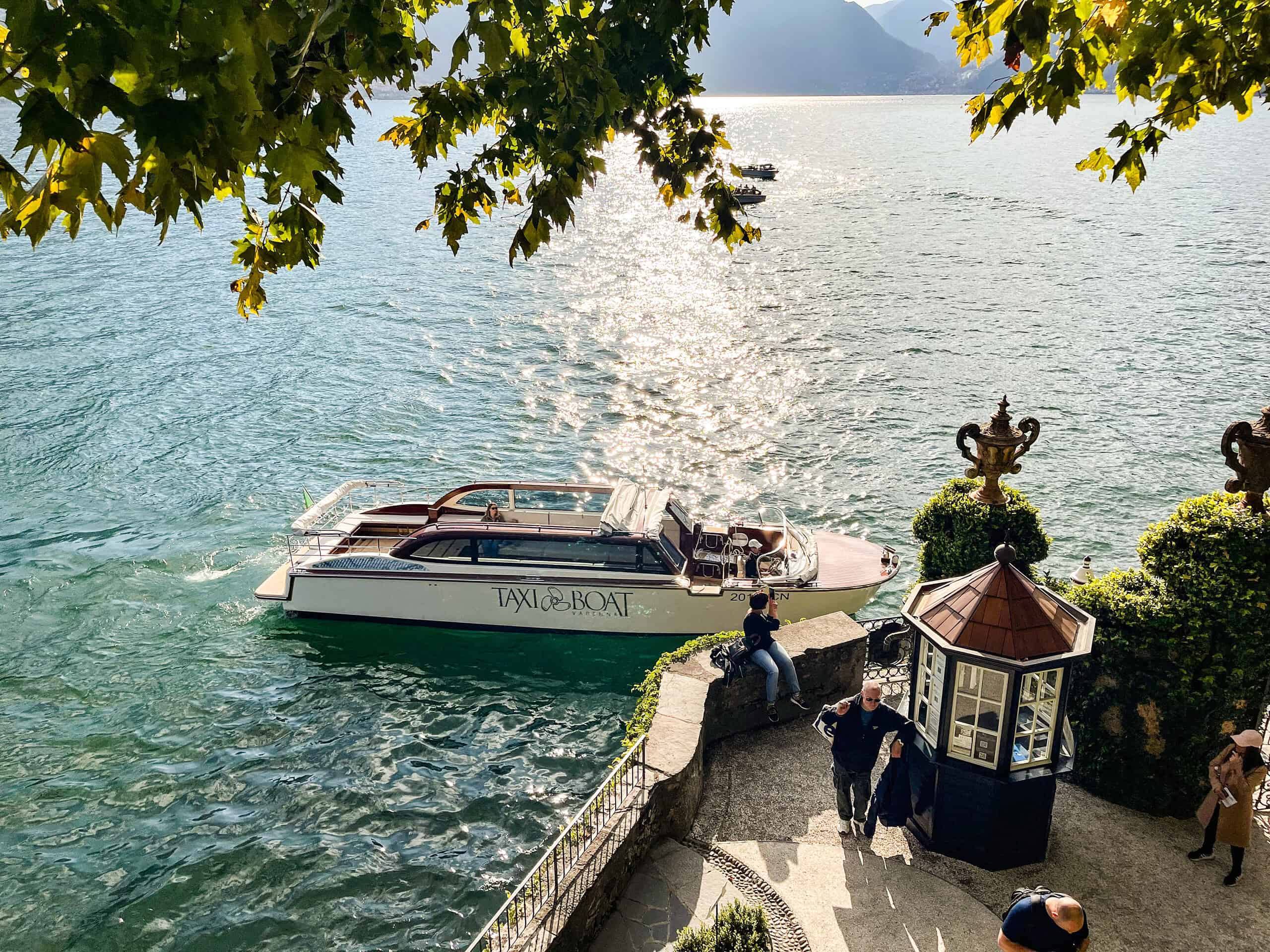 Reise Programm Comersee 2026 3 Charakteristische Anlegestelle der Villa del Balbianello am Comersee mit Taxi Boat und steinernen Vasen-Säulen – Kulturzelt Reisen Kultur- und Gartenreise Comersee 2026