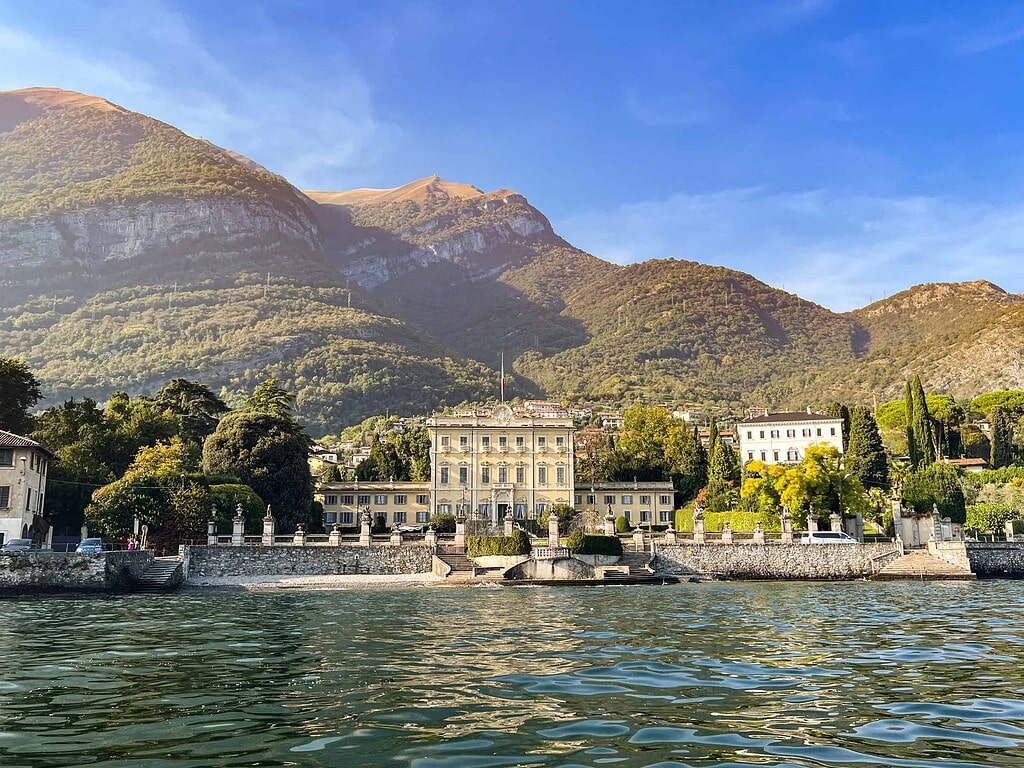 Comersee über die Reise 2026 5 Historische gelbe Villa im klassizistischen Stil direkt am Ufer des Comersees mit Lakefront-Treppe und symmetrischen Steinvasen – Kulturzelt Reisen Kultur- und Gartenreise Comersee 2027
