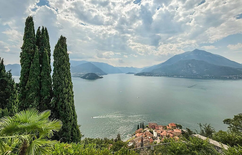 Comersee über die Reise 2026 2 Panoramablick von einer Anhöhe mit Zypressen und Palmen auf das Centro Lago des Comersees mit Bellagio-Halbinsel und einem Dorf am Ufer – Kulturzelt Reisen Kultur- und Gartenreise Comersee 2027