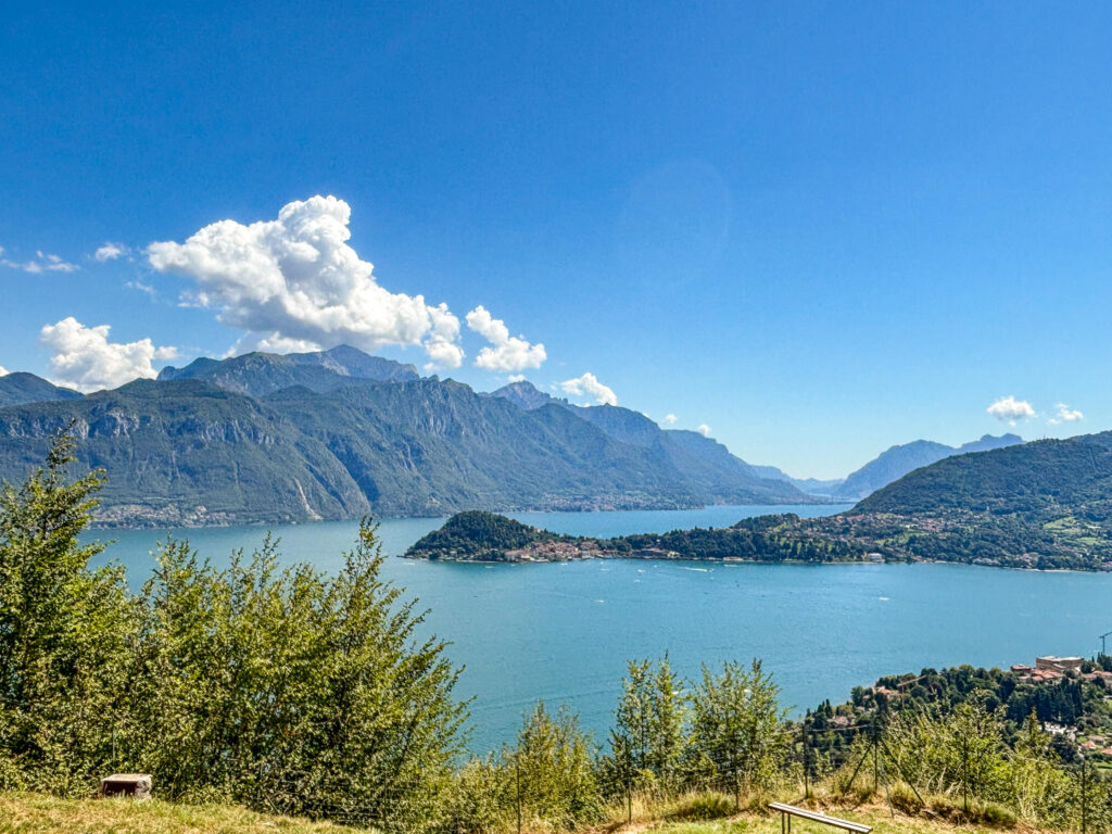 Reise Programm Comersee 2026 16 Panoramablick auf die Bellagio-Halbinsel mit ihrer charakteristischen Spitze, eingerahmt von den Bergen des Comersees – Kulturzelt Reisen Kultur- und Gartenreise Comersee 2026