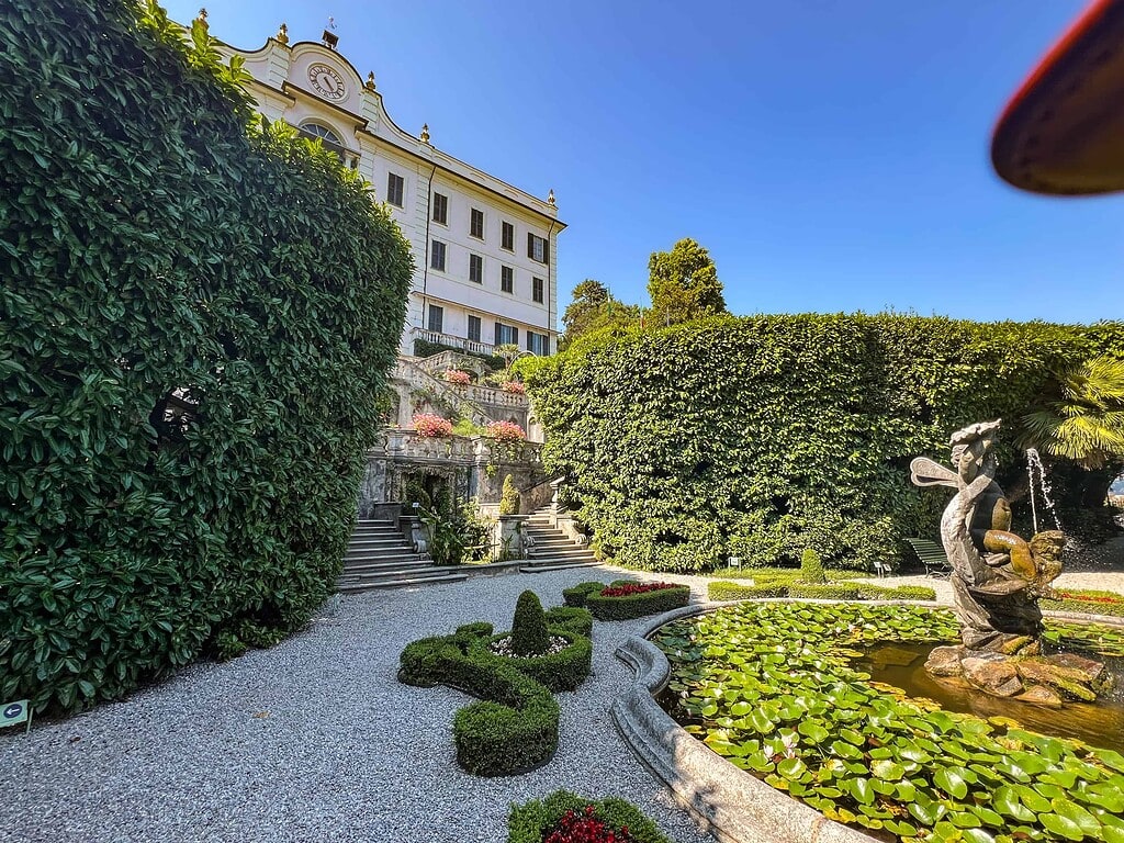 Comersee über die Reise 2026 6 Garten der Villa Carlotta am Comersee mit barocker Fassade, geometrischem Buchsbaum-Parterre und einem Seerosen-Becken mit Putto-Brunnen – Kulturzelt Reisen Kultur- und Gartenreise Comersee 2027
