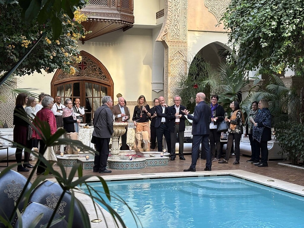 KULTURZELT REISEN 19 Reisegruppe beim Aperitif im Innenhof eines marokkanischen Riads in Marrakesch