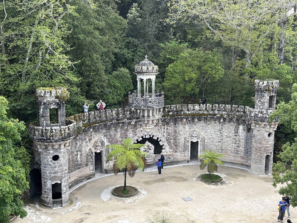 KULTURZELT REISEN 21 Halbrunde Steinanlage mit Zinnen, Türmchen und Pavillon, das Portal der Wächter in der Quinta da Regaleira in Sintra