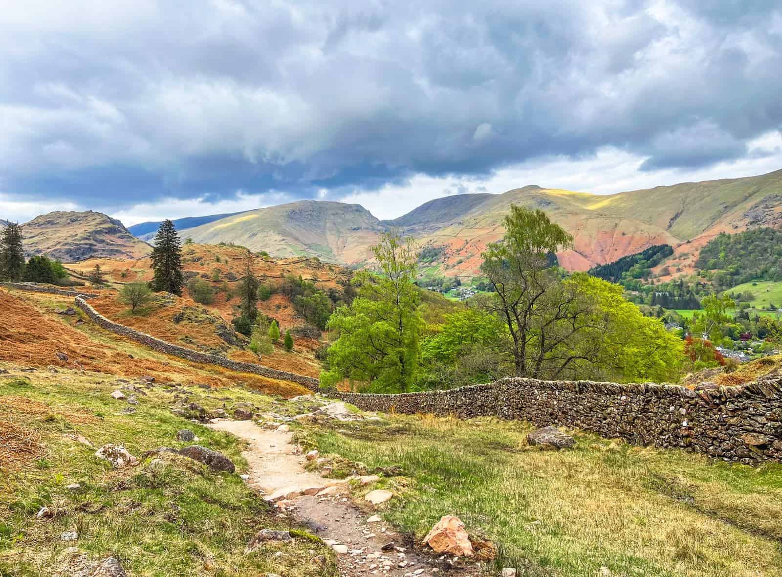 Vorschau Lake District 2028 4 Wanderweg entlang einer Trockenmauer über den Fells im Lake District