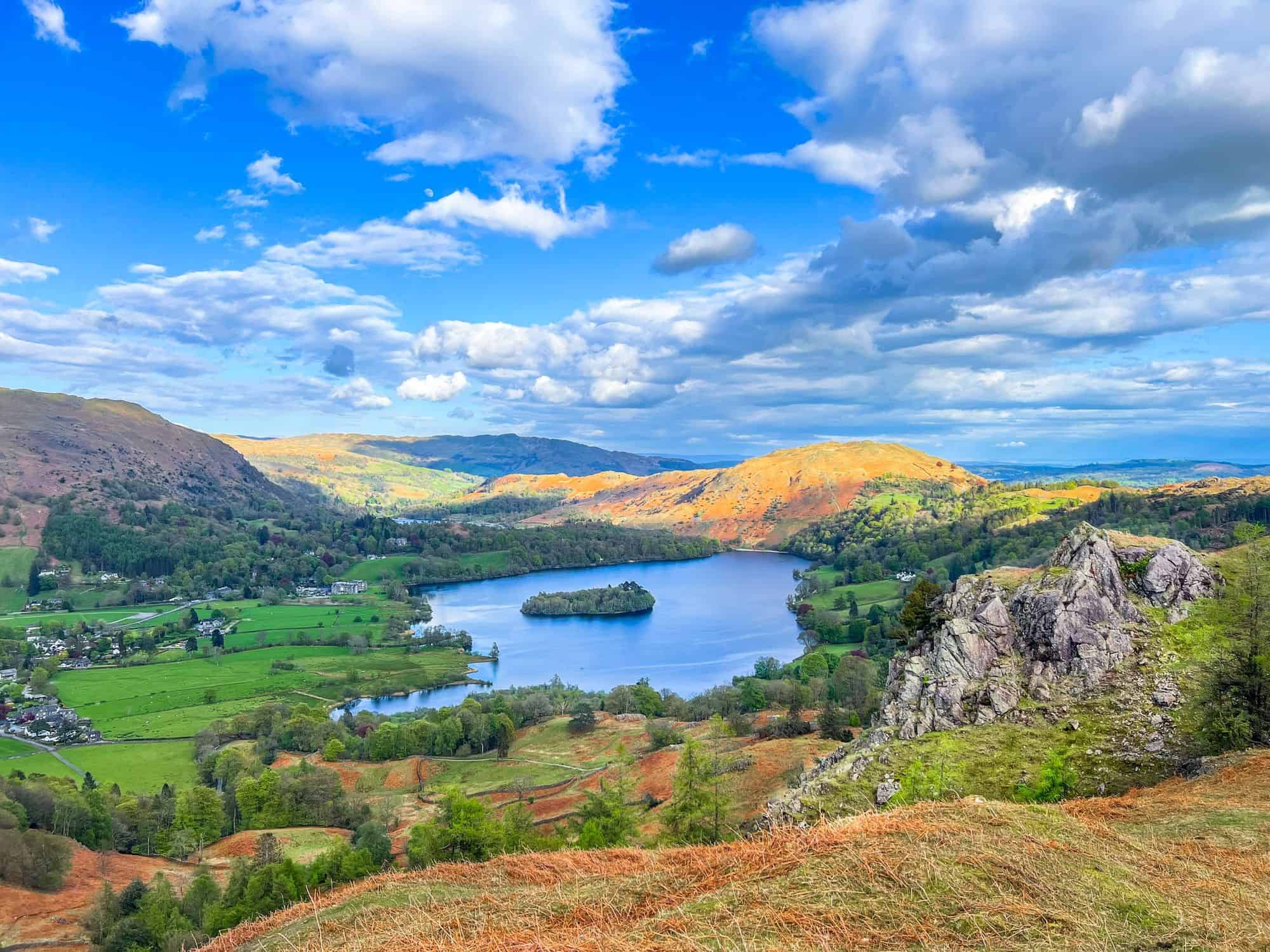 Lake District 2028 vormerken 1 Blick über Grasmere und Rydal Water auf die Fells im englischen Lake District