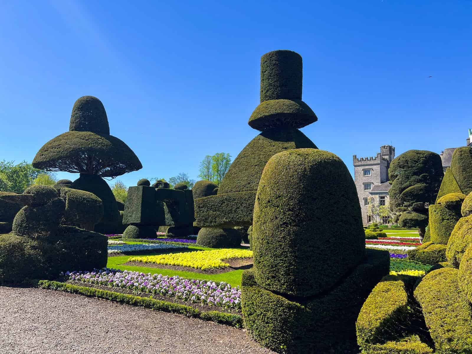 Vorschau Lake District 2028 2 Formschnittfiguren aus Eibe im Garten von Levens Hall, angelegt ab 1694